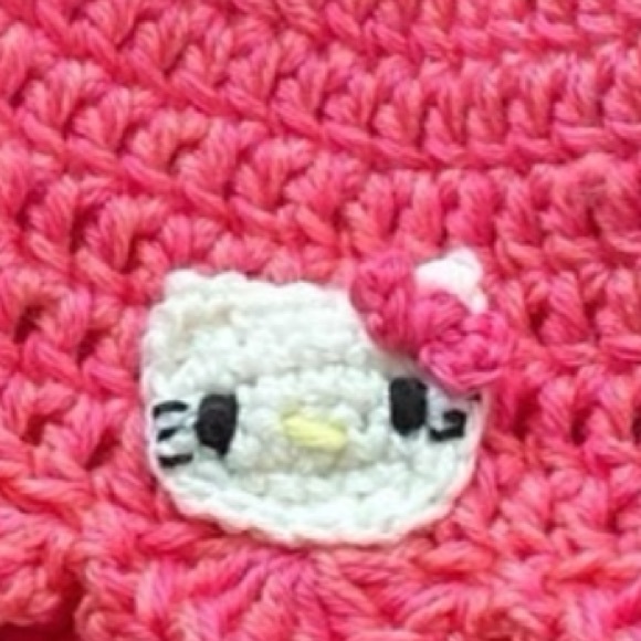 Adorable! Hello kitty, pearl button crochet baby booties and hat - Picture 5 of 8